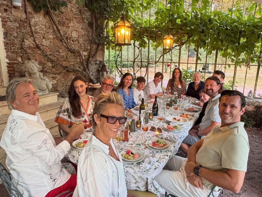 multigenerational-family-reunion-chateau-de-vezins