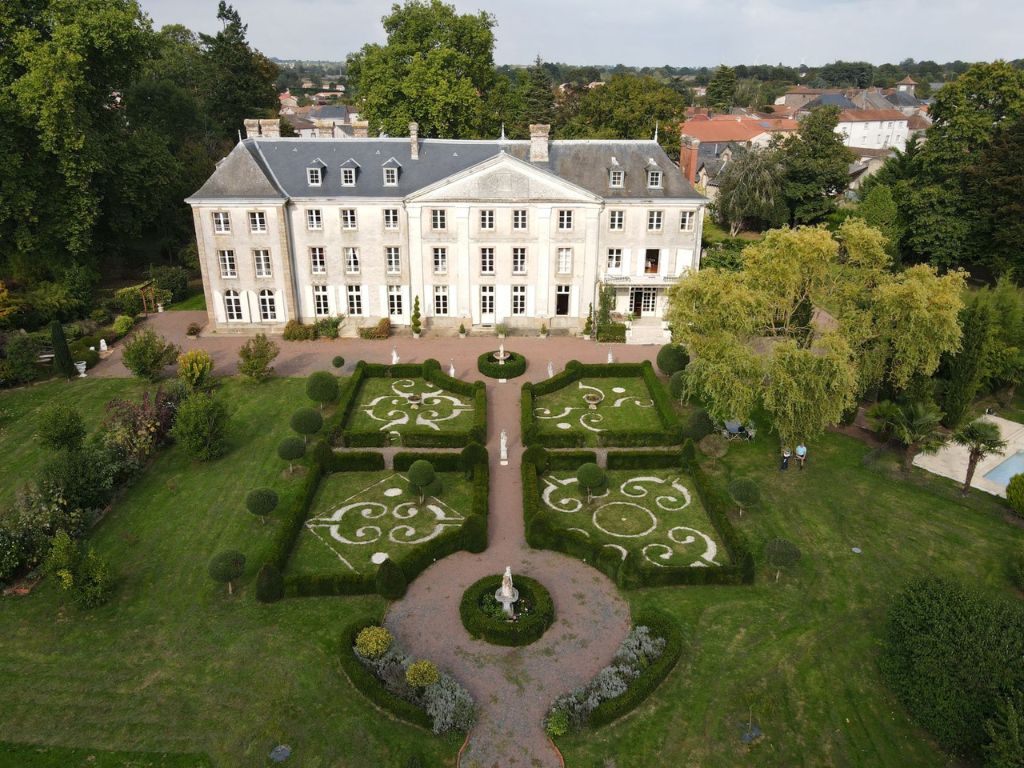 Les Amis de Vezins: The Inner Circle of Château de Vezins